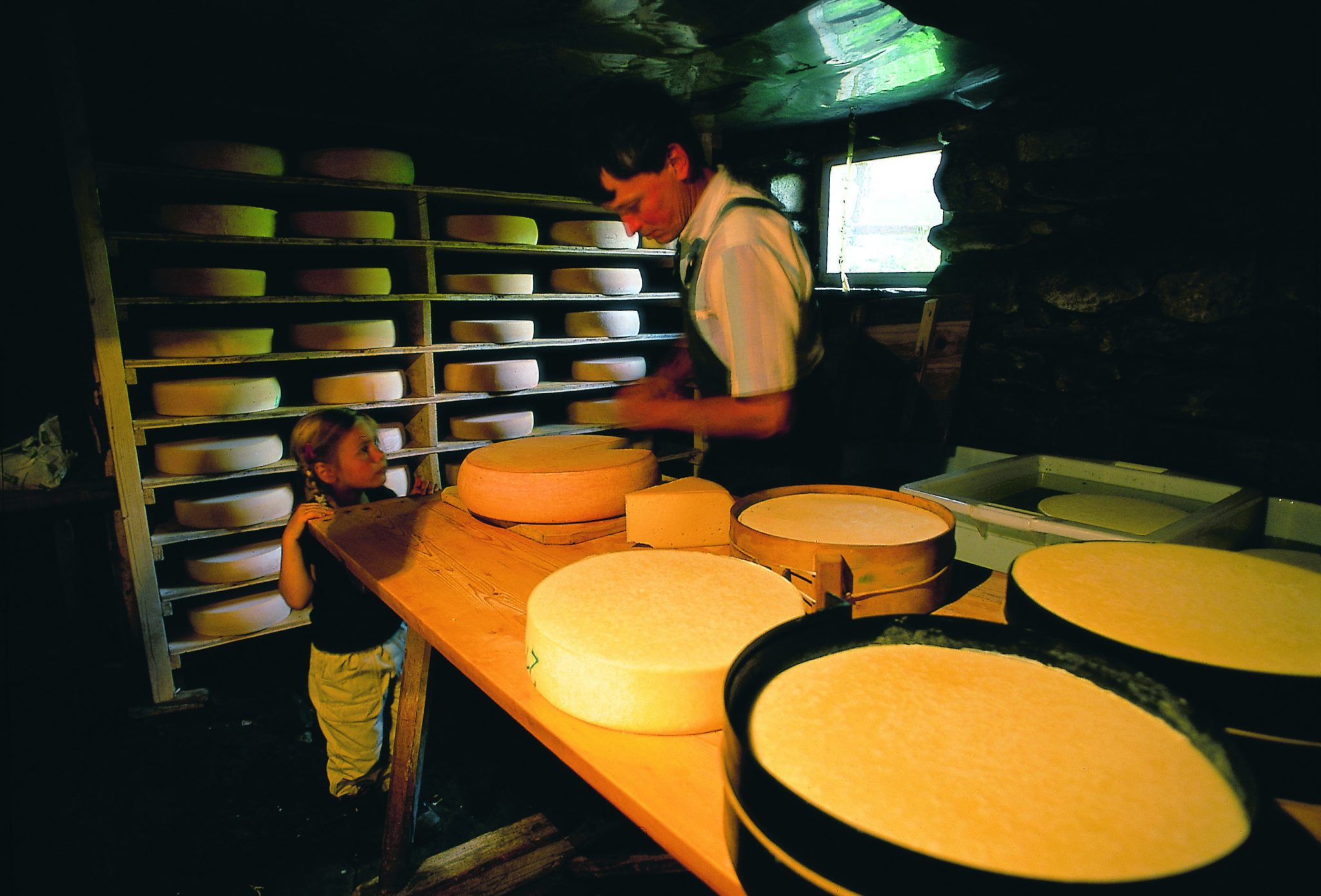 hauseigene_kaeseherstellung_c_rb_dittrich_castello_koenigsleiten