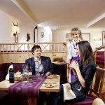 paerchen_beim_romantischen_dinner_im_restaurant_biohotel_castello_koenigsleiten