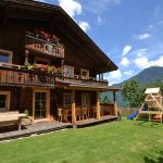 sommerlicher_blick_aufs_premium_chalet_zirbe_chalets_apartments_wachterhof