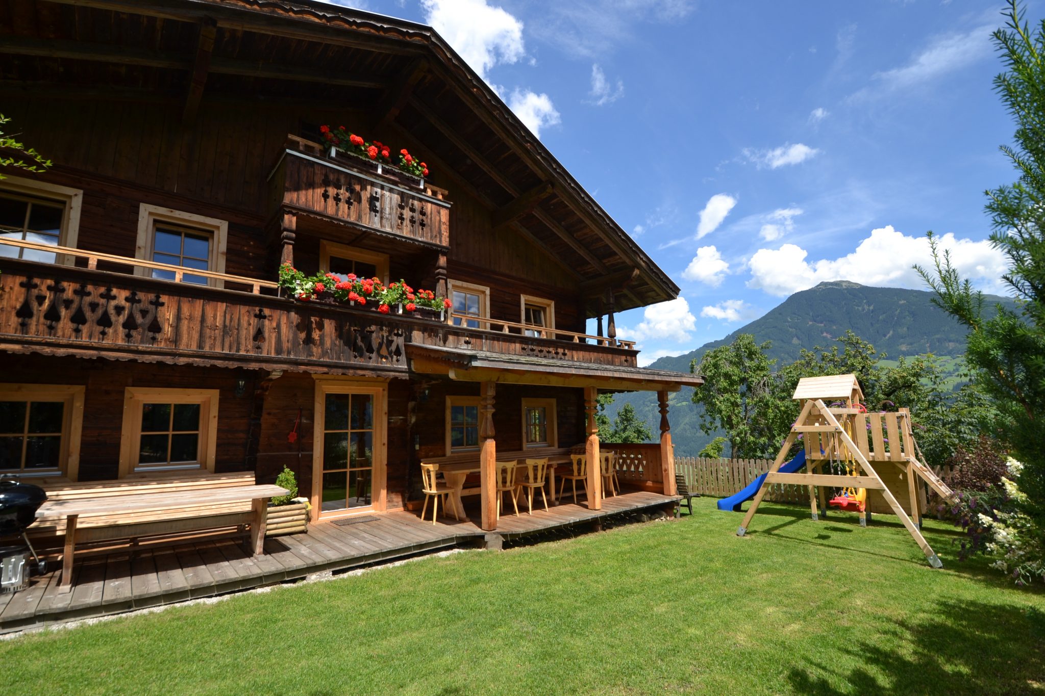 sommerlicher_blick_aufs_premium_chalet_zirbe_chalets_apartments_wachterhof