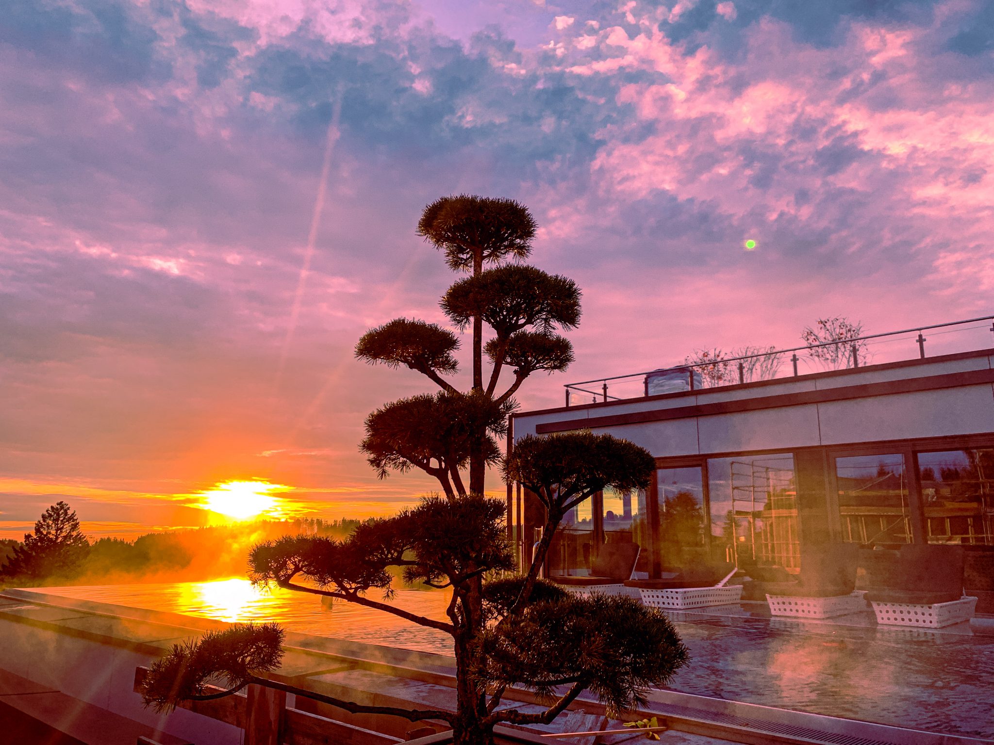 traumhafter_blick_auf_den_infinity-pool_und_sonnenuntergang_c_angerhof