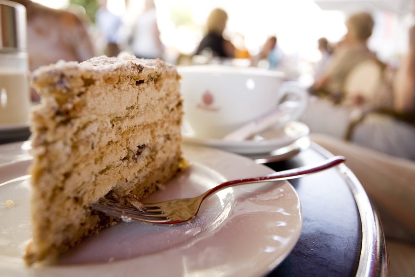 Straubing: Ein Straubinger Konditor kreierte zu Ehren Agnes Bernauers ein besonderes Meisterwerk der Patisseriekunst: die Agnes-Bernauer-Torte, eine Schichttorte aus mit Mocca-Buttercreme gefüllten Nuss-Baiser-Böden. Foto: obx-news/Thomas Rathay