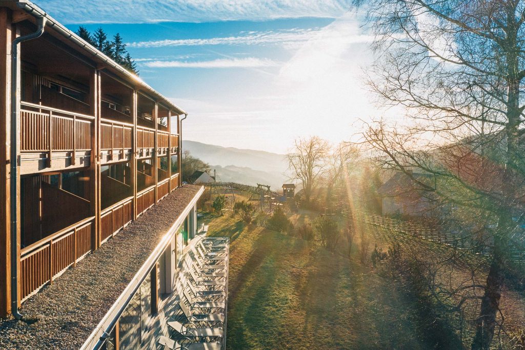 das_hotel_im_sommer_naturhotel_bauernhofer