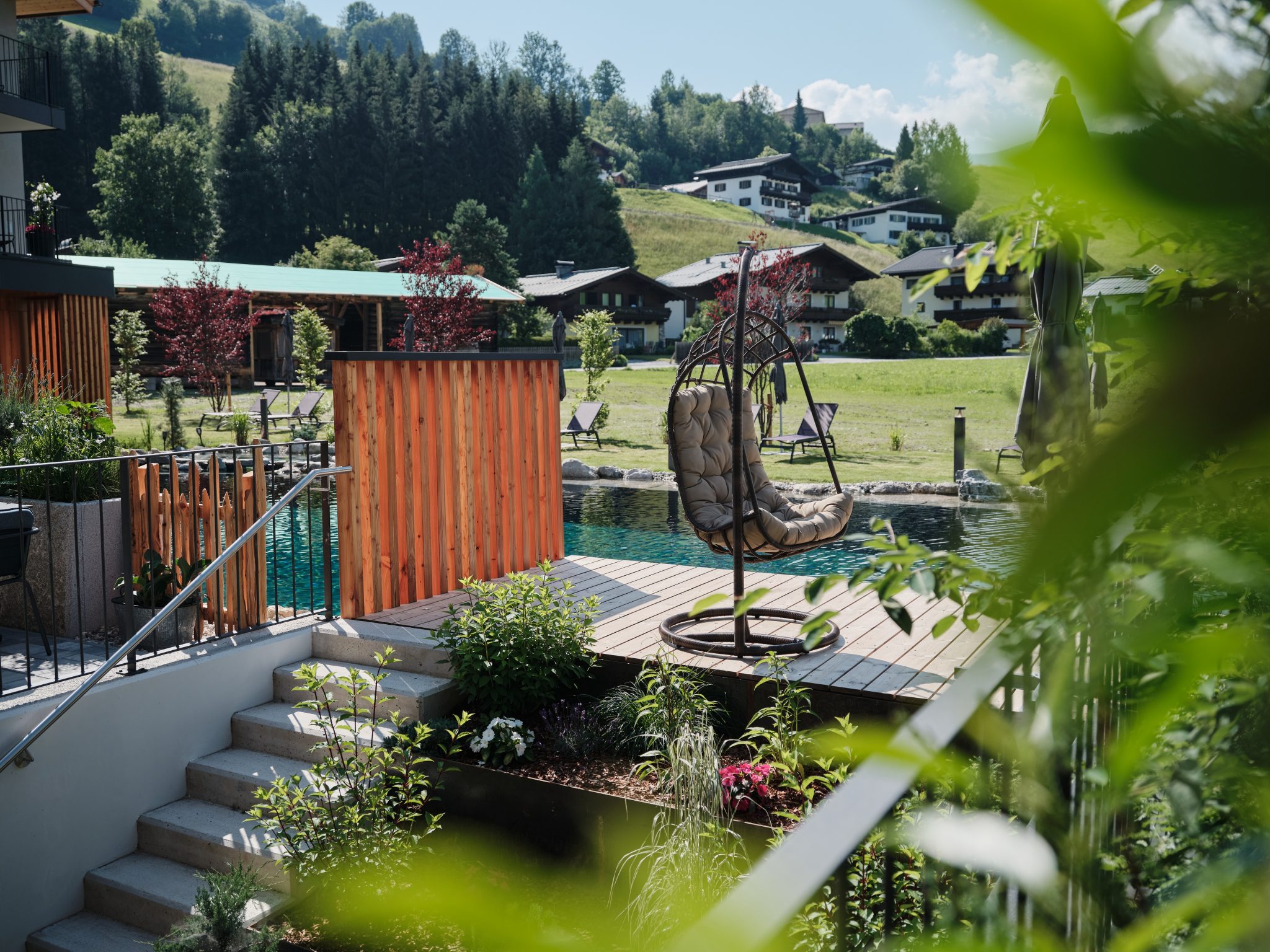 gemuetliche_sitzgelegenheit_beim_naturbadeteich_c_youngmedia_hotel_morgenzeit