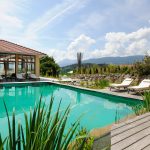 outdoorpool_im_sommer_wellnessnaturresort_gut_edermann