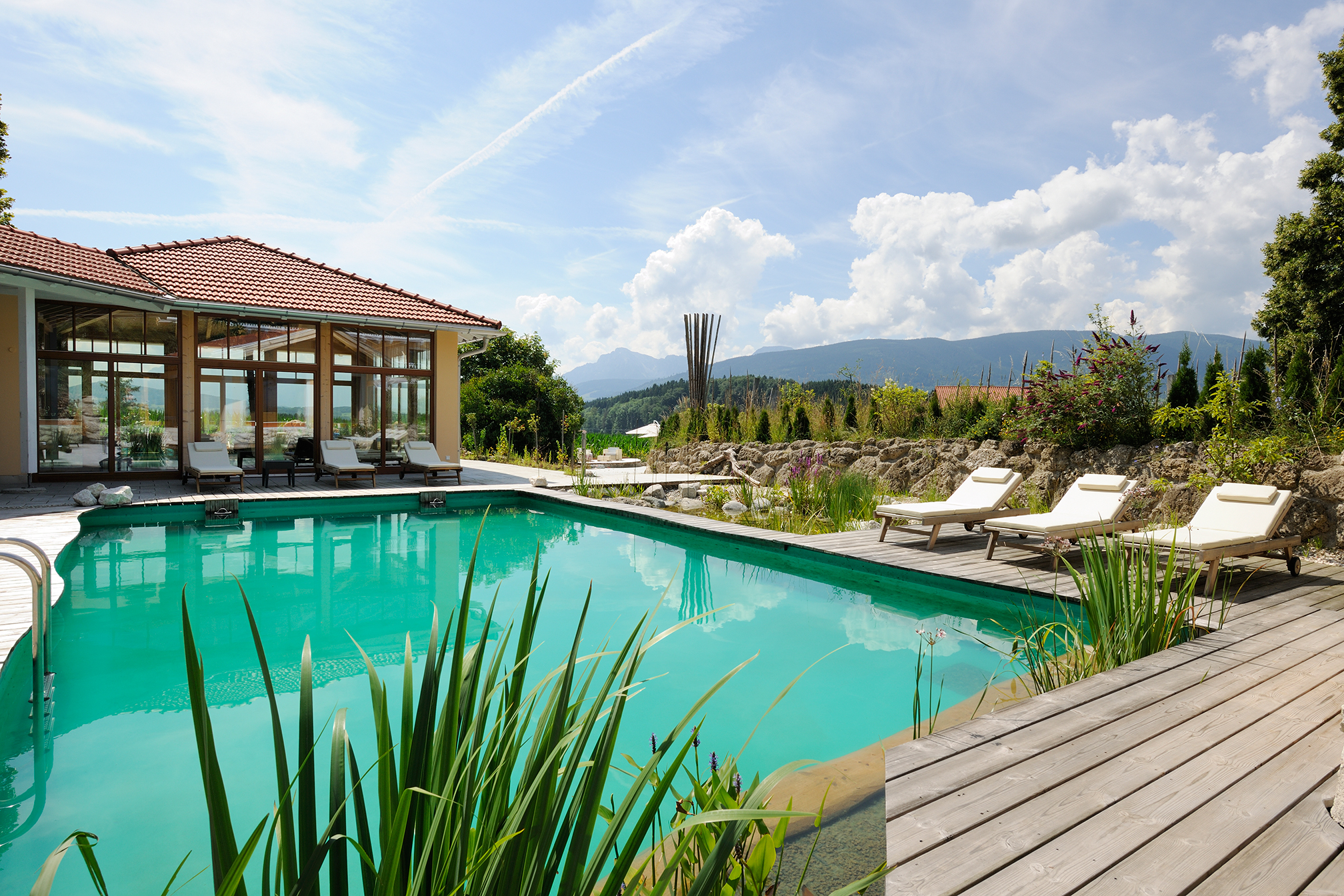 outdoorpool_im_sommer_wellnessnaturresort_gut_edermann