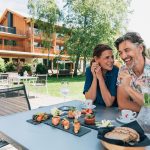 paerchen_beim_kulinarischen_genuss_auf_der_terrasse_naturhotel_bauernhofer