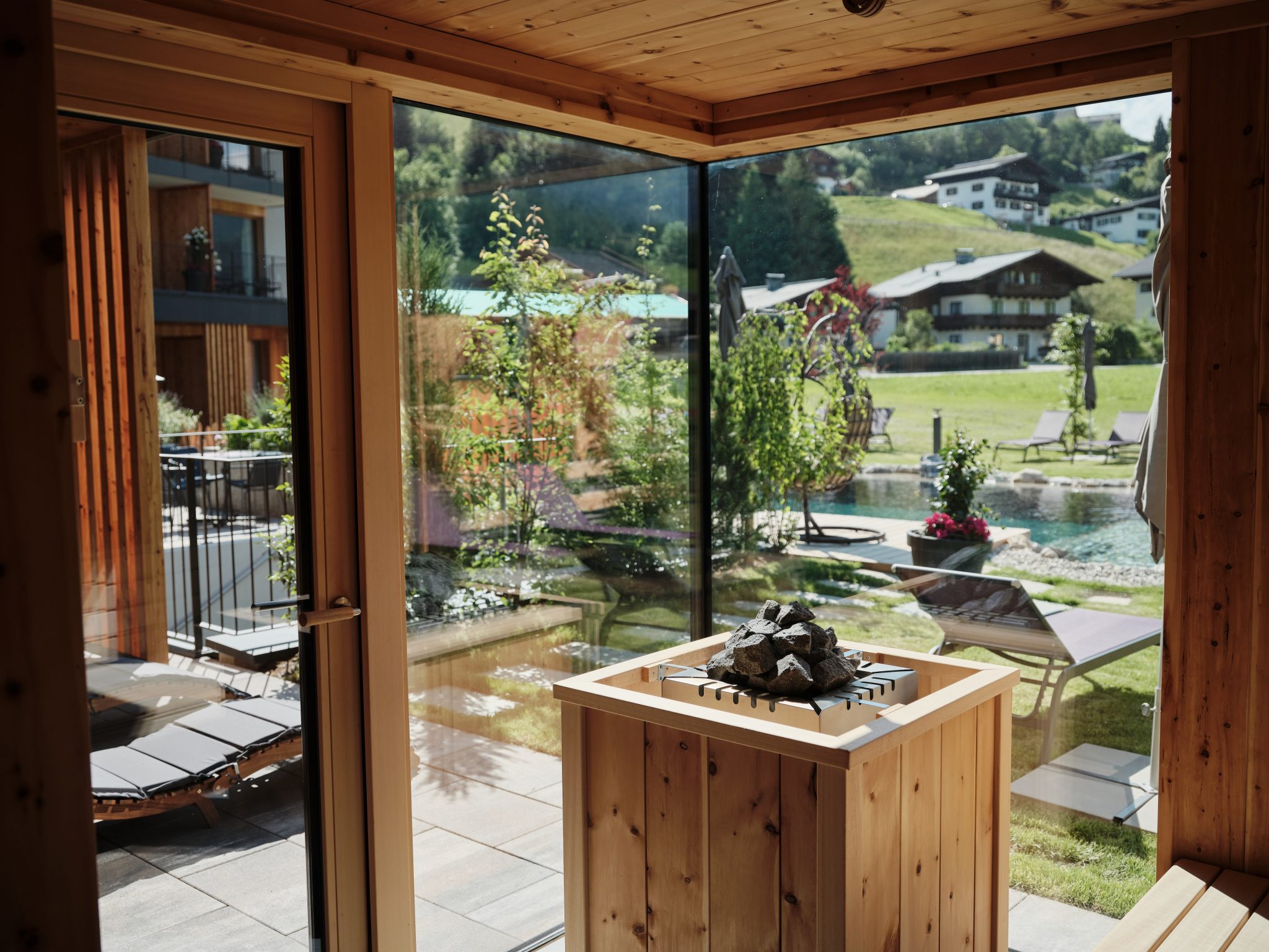 sauna_mit_blick_nach_aussen_c_youngmedia_hotel_morgenzeit