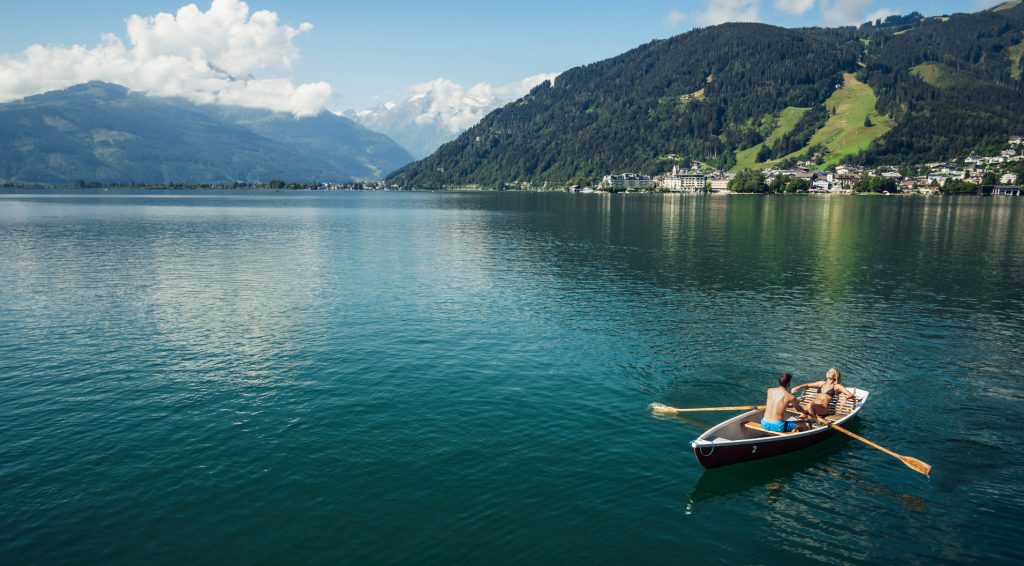 BILD zu OTS -Bootsfahrt am Zeller See lässt sich die Bergkulisse besonders genie§en und perfekt entspannen.