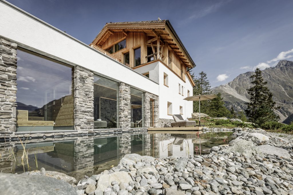 Das neue Leni Mountain Chalet hoch über Sölden dient als privates Wellnessjuwel als perfekter privater Rückzugsort mit einer atemberaubende Aussicht auf einige 3.000er-Gipfel, Gletscher und bis nach Südtirol.