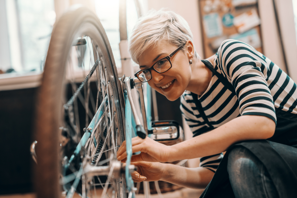 Beautiful,Caucasian,Female,Worker,With,Short,Blonde,Hair,And,Eyeglasses