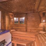 entspannen_in_der_urigen_stubensauna_mit_kachelofen_parkhotel_burgmuehle