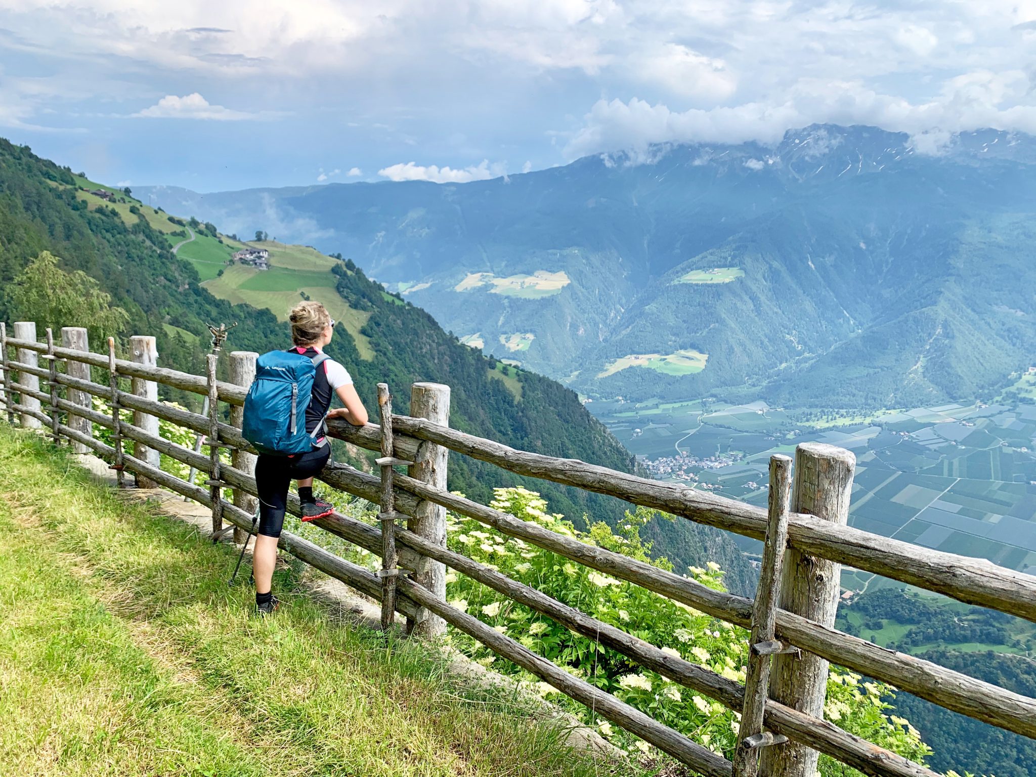 eurohike-wanderreisen-vinschgau-panoramablick-wanderer