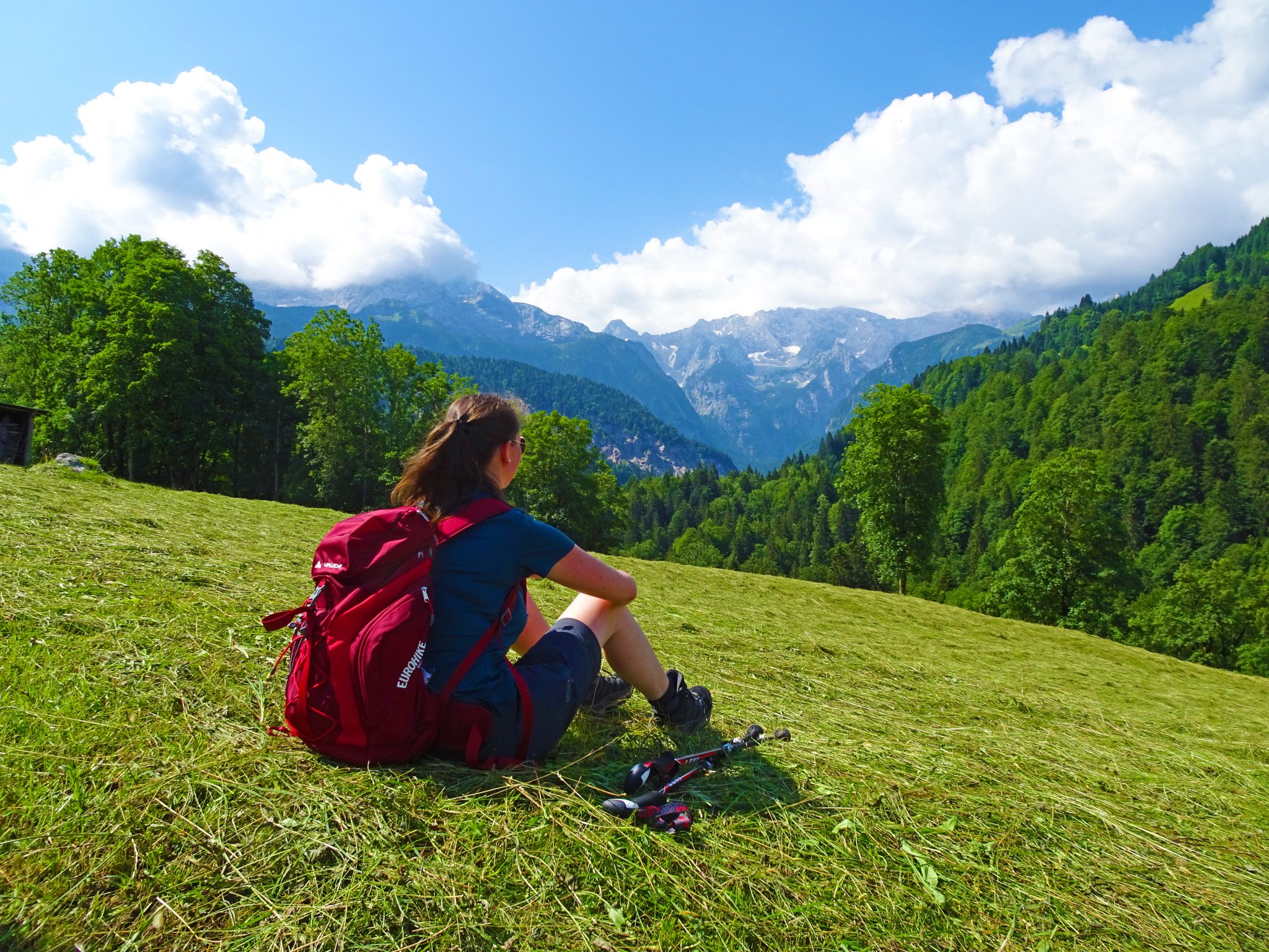 eurohike-wanderreisen-zugspitze-bergpanorama-wanderin