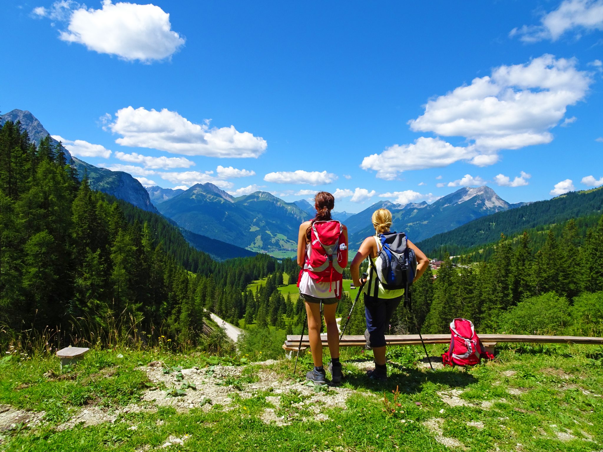 eurohike-wanderreisen-zugspitze-ehrwald-wanderer-panoramablick