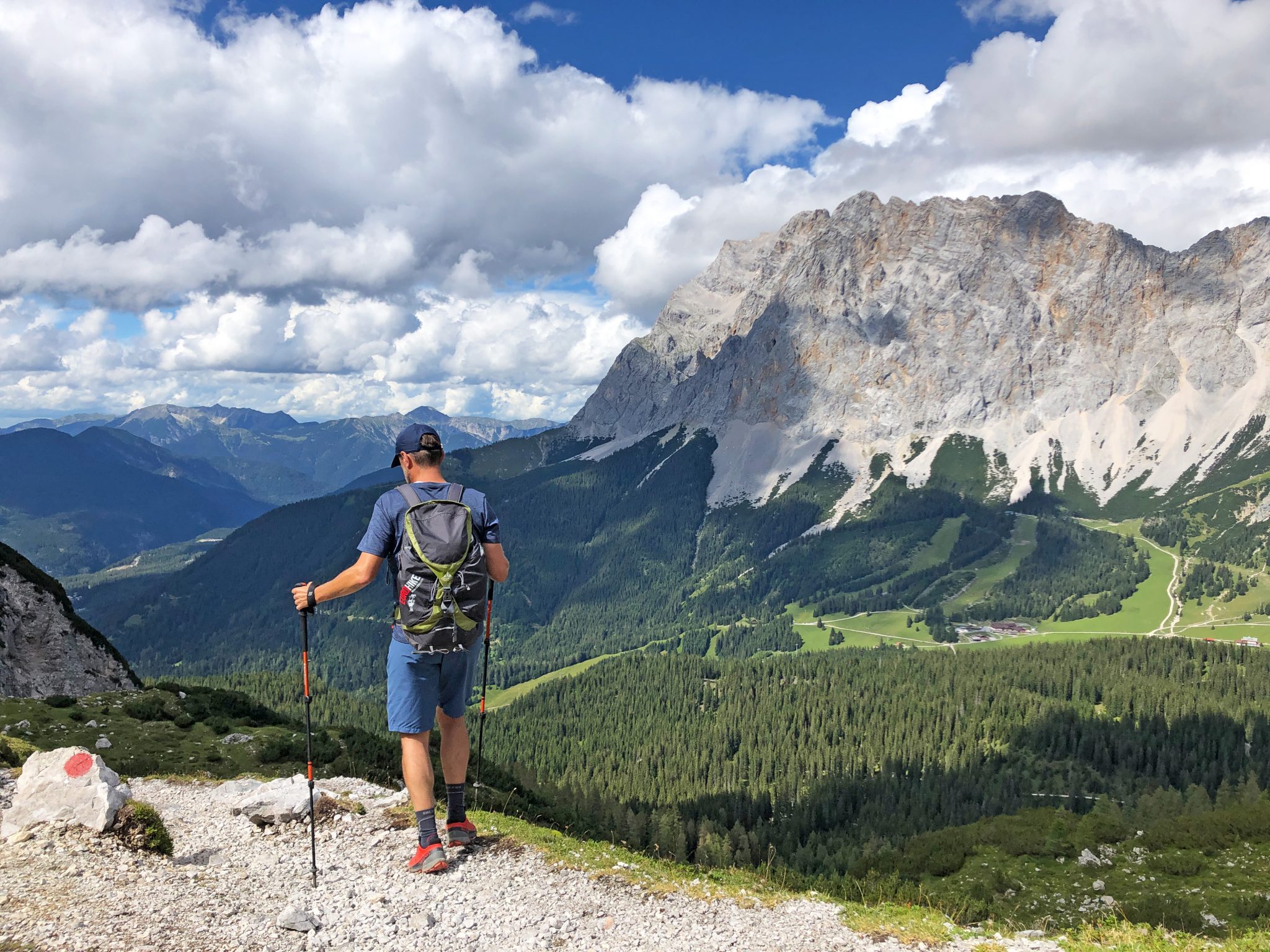 eurohike-wanderreisen-zugspitze-wanderer-ausblick