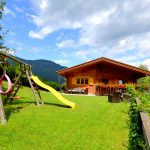 spielplatz_im_garten_des_bergchalet_alpenrose_chalets_apartments_wachterhof