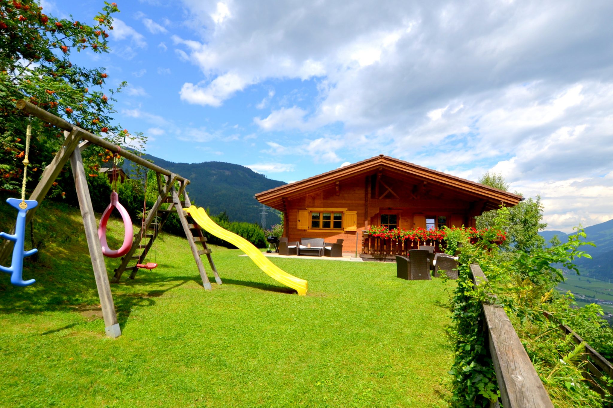 spielplatz_im_garten_des_bergchalet_alpenrose_chalets_apartments_wachterhof