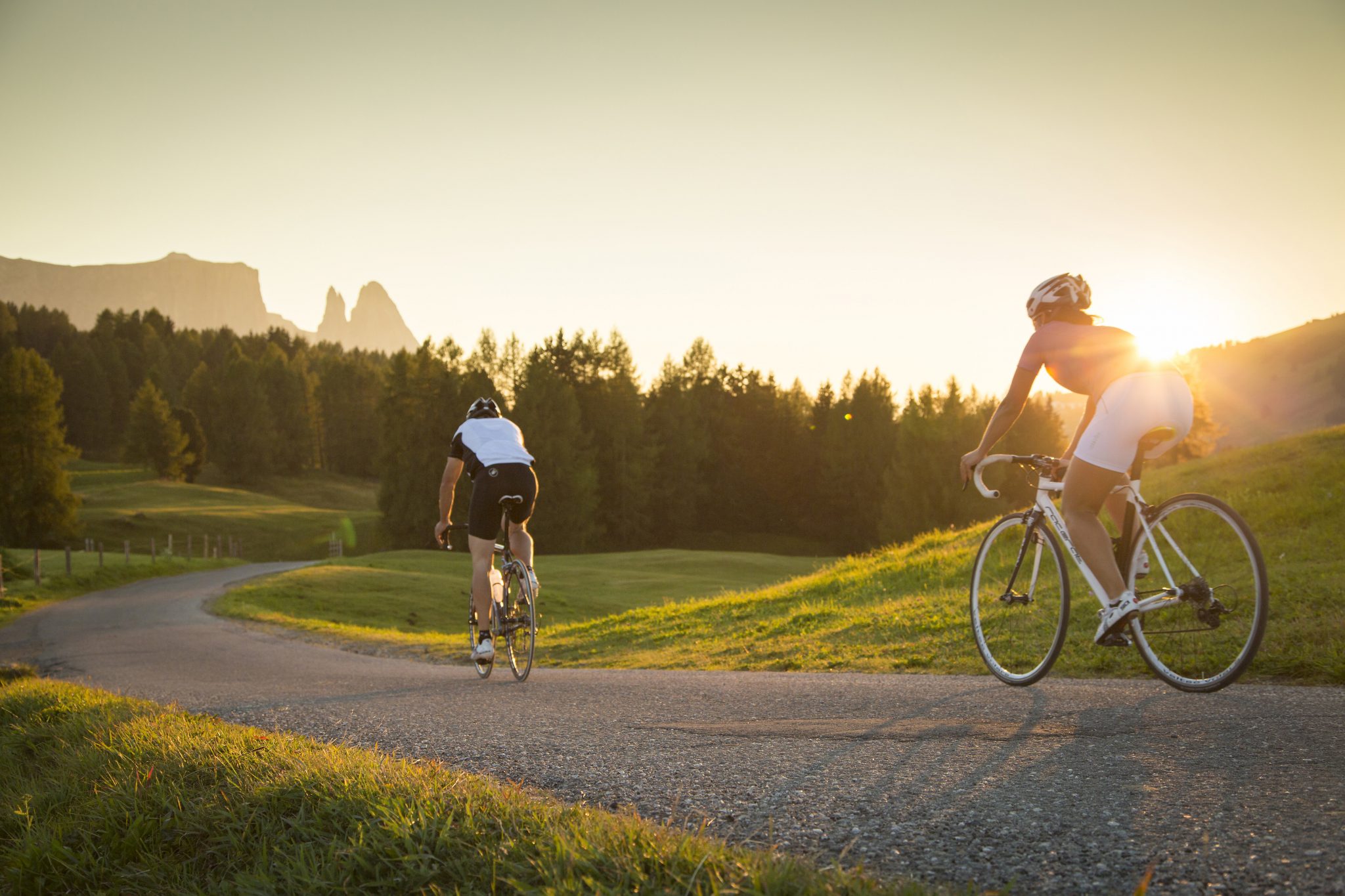 Ein einmaliges Erlebnis f∏r passionierte Radfahrer ist eine abendliche Radtour ∏ber die Seiser Alm, die grà_te Hochalm Europas.