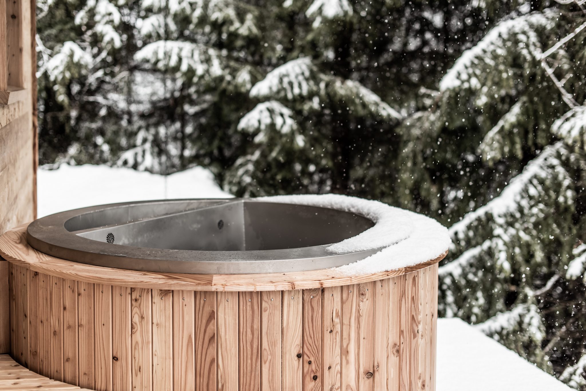 whirlpool_in_verschneiter_landschaft_c_ratko-photography_benglerwald_berg_chaletdorf