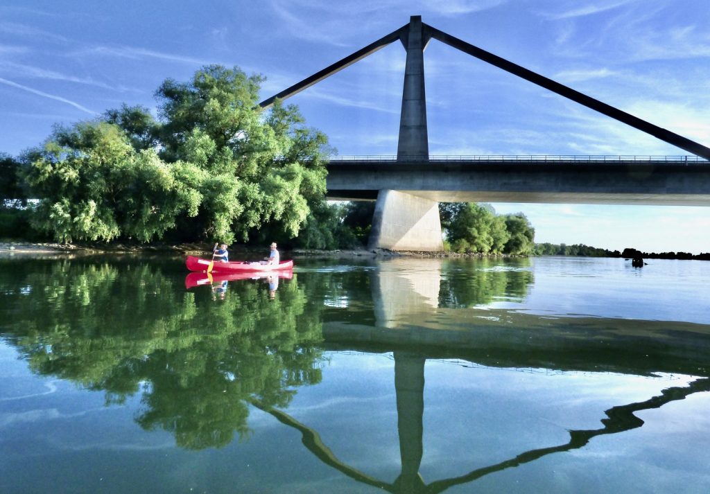 An der Deggendorfer Donau genießen Besucher eine spannende Paddel-Tour, vorbei an Sandbänken und ruhig gelegenen Stränden. Die Tour garantiert sowohl Familien als auch sportlich ambitionierten Kanuten Spaß und Erholung.