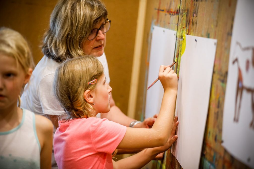 Kunsttherapeutin Susanne Graf-Redl mit Kindern Therapiehof Regenbogental