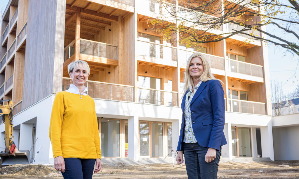 Andrea Hofer (Hausleitung) und Karin Schmidt (Vorstand Kinderhilfe) freuen sich über den stetigen Baufortschritt des neuen Kinderhilfe Hauses am Gelände der Salzburger Landeskliniken.