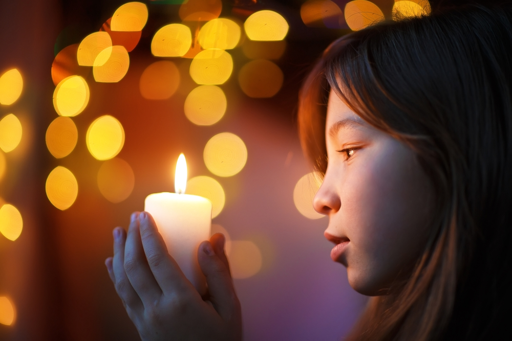 A,Portrait,Of,A,Young,Beautiful,Girl,Holding,A,Candle