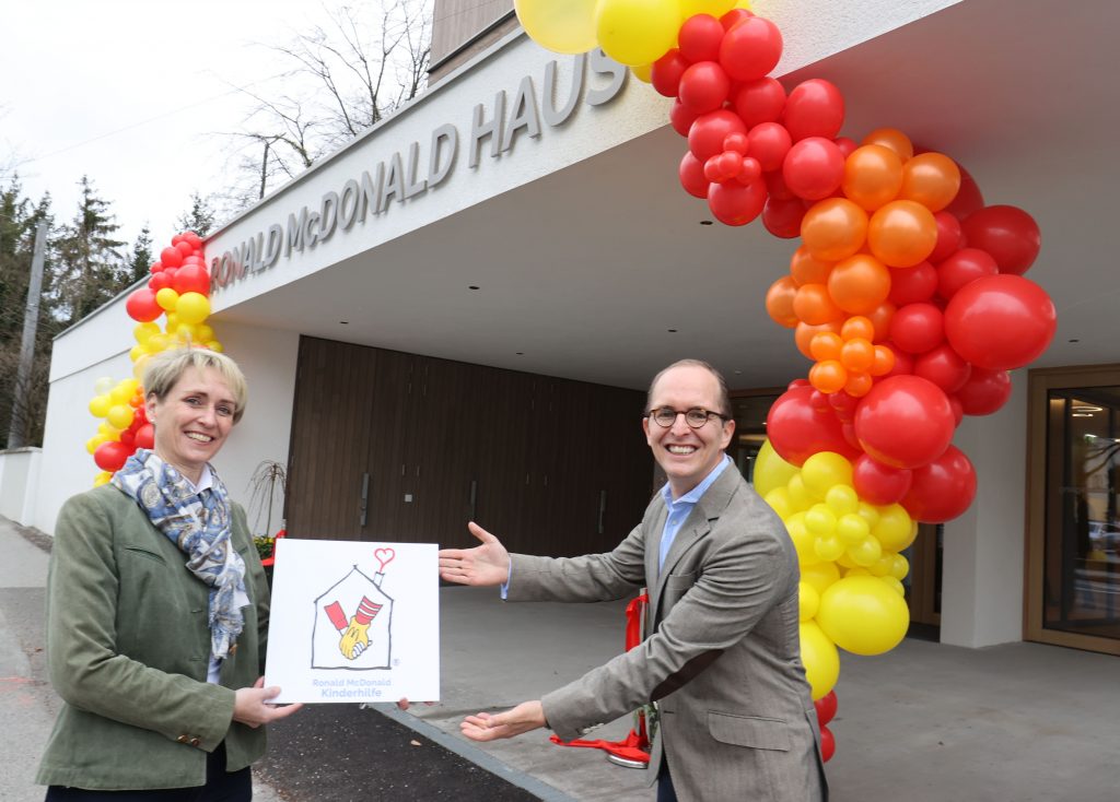 In der Landeshauptstadt Salzburg wurde heute, Montag, der Neubau des Ronald McDonald Kinderhilfehauses offiziell eröffnet. Im Bild v.l. Hausleiterin Andrea Hofer und Nikolaus Piza (McDonalds Österreich) Foto: currycom comunications/APA-Fotoservice/ Franz Neumayr