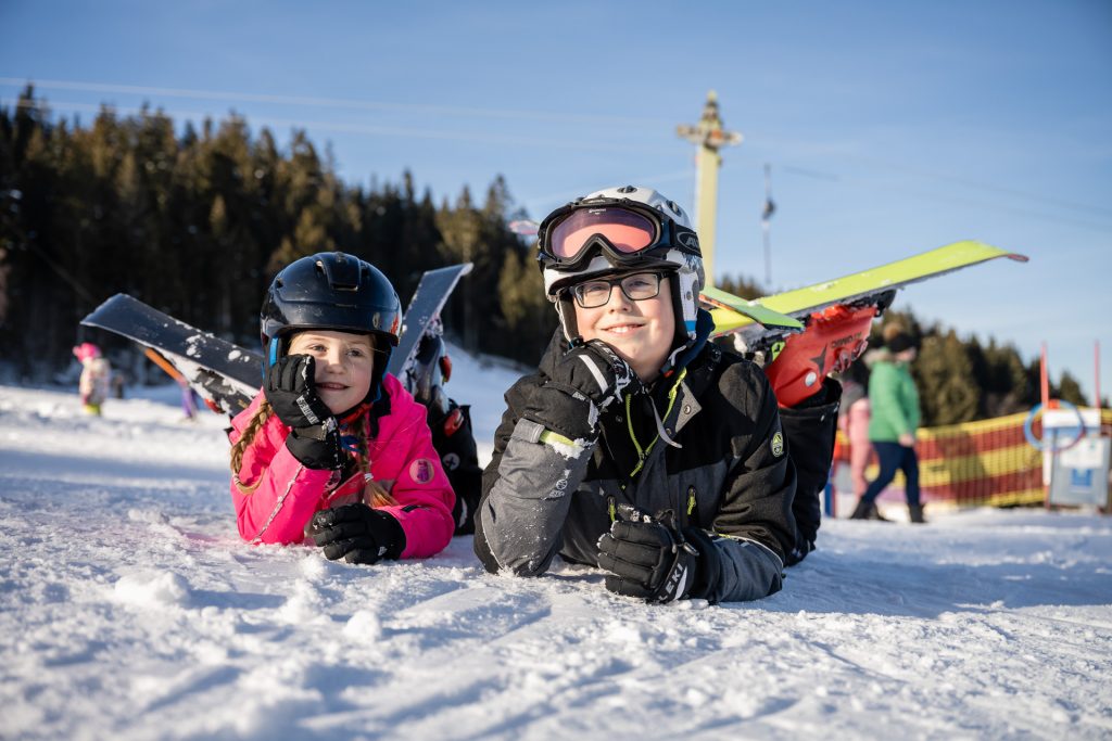 Kinder beim Skifahren im Joglland in der Oststeiermark