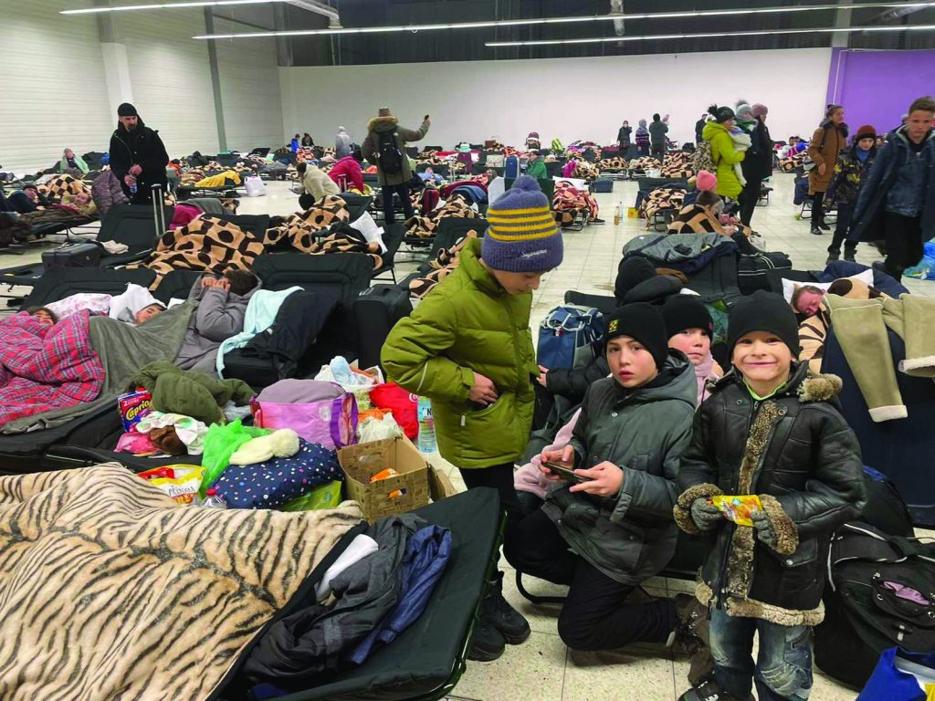 Ukraine_ChildrenGoingToPoland_InHeatingPointAtBorder_220227 (2)_JPG