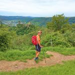 eurohike-wanderreisen-mosel-und-eifelsteig-wanderin-wanderweg