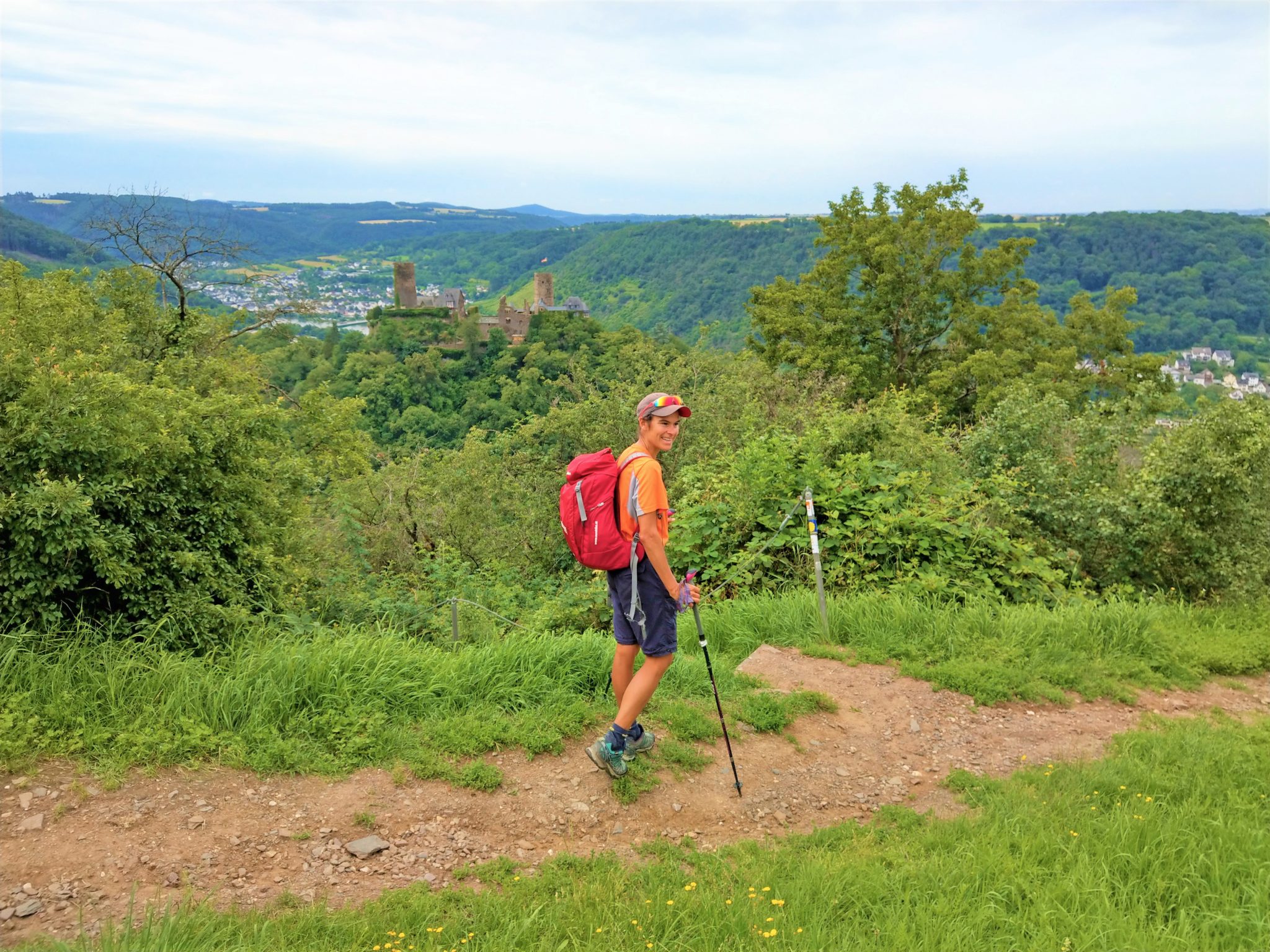 eurohike-wanderreisen-mosel-und-eifelsteig-wanderin-wanderweg