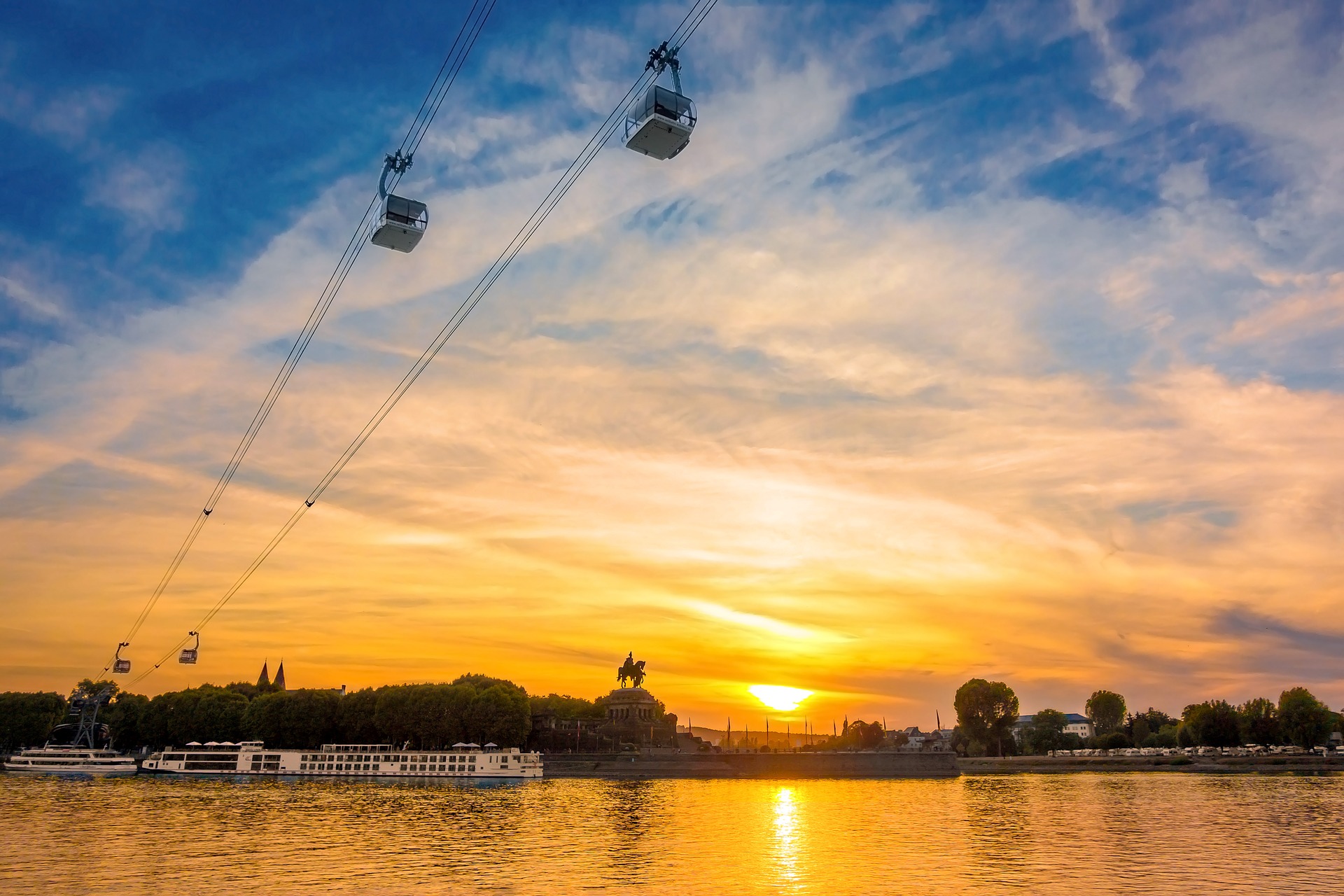 eurohike-wanderreisen-moselsteig-seilbahn-koblenz-sonnenuntergang