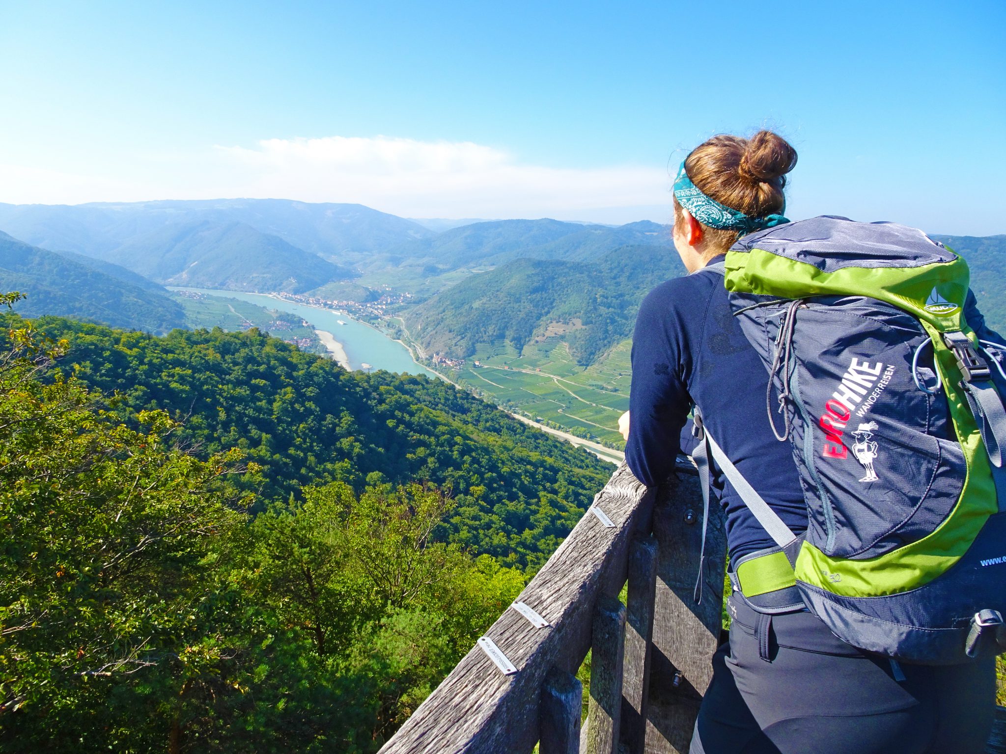 eurohike-wanderreisen-welterbesteig-wachau-donaublick-wanderin