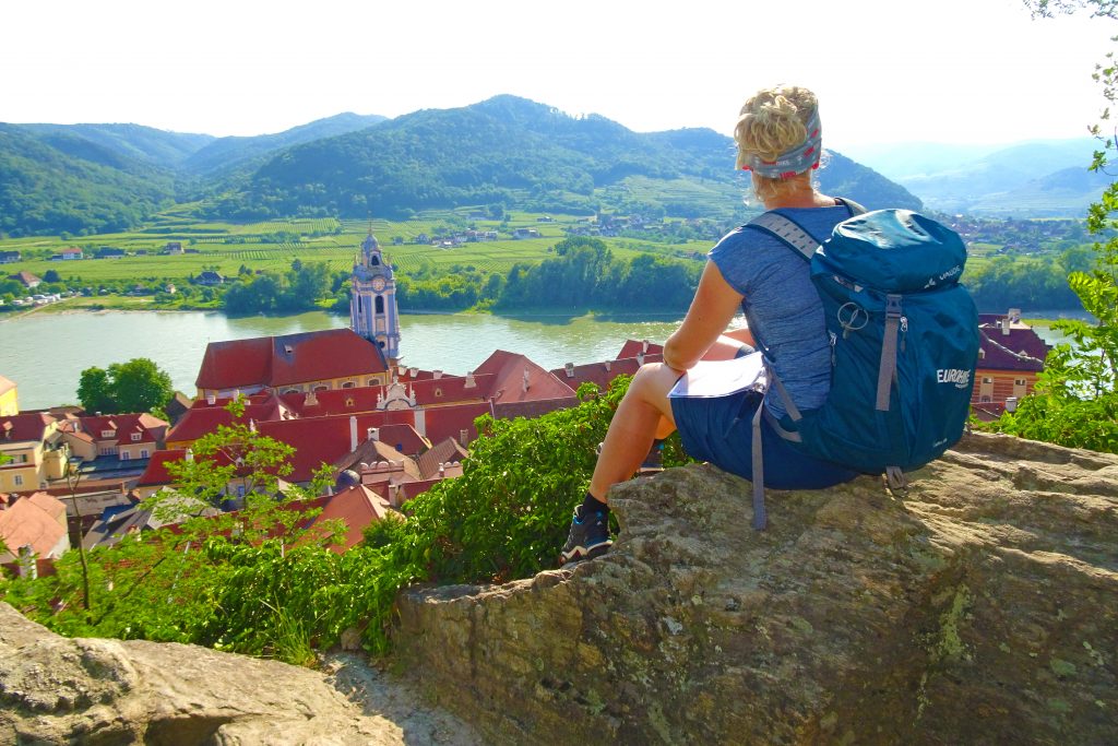 eurohike-wanderreisen-welterbesteig-wachau-ruine-duernstein-wanderin-donaublick