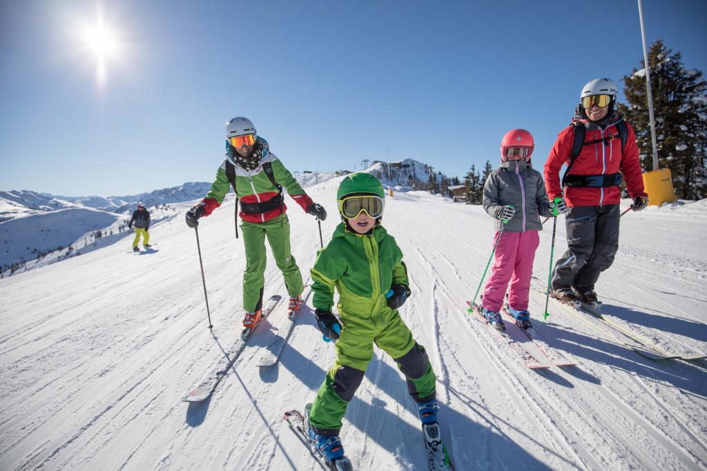 Beim ãFirst Line SkiingÒ setzen Frhaufsteher ihre Schwnge als Erster in den frisch gespurten Schnee. Und zu Ostern fahren Kinder gratis Ski.