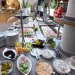 Sie sehen das reichhaltige Frühstücksbuffet im JUFA Alpenhotel Saalbach****. Der Ort für erholsamen Familienurlaub und einen unvergesslichen Winterurlaub.