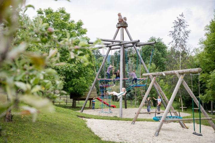 spielplatz-schaukel-jufa-hotel-tieschen-720x480