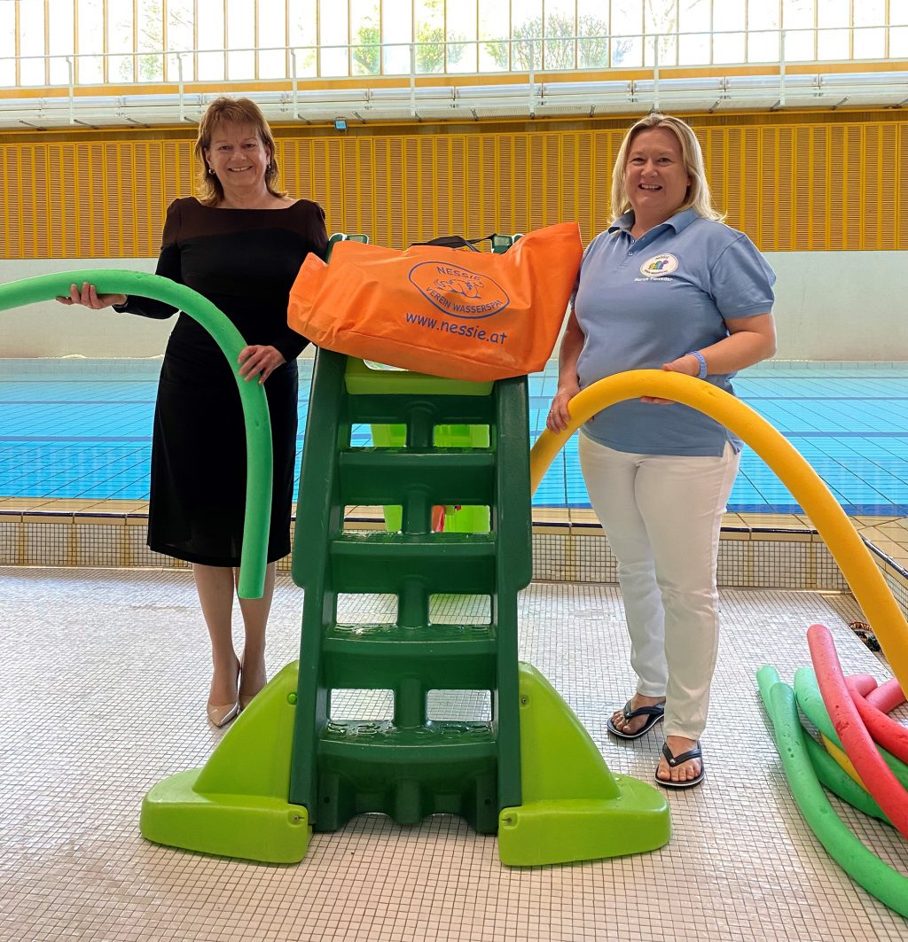 Schwimmen lernen von klein auf ist wichtig, sind die Linzer Vizebürgermeisterin Karin Hörzing und Marion Falzeder, Geschäftsführerin des Nessie-Vereins Wasserspass, überzeugt.