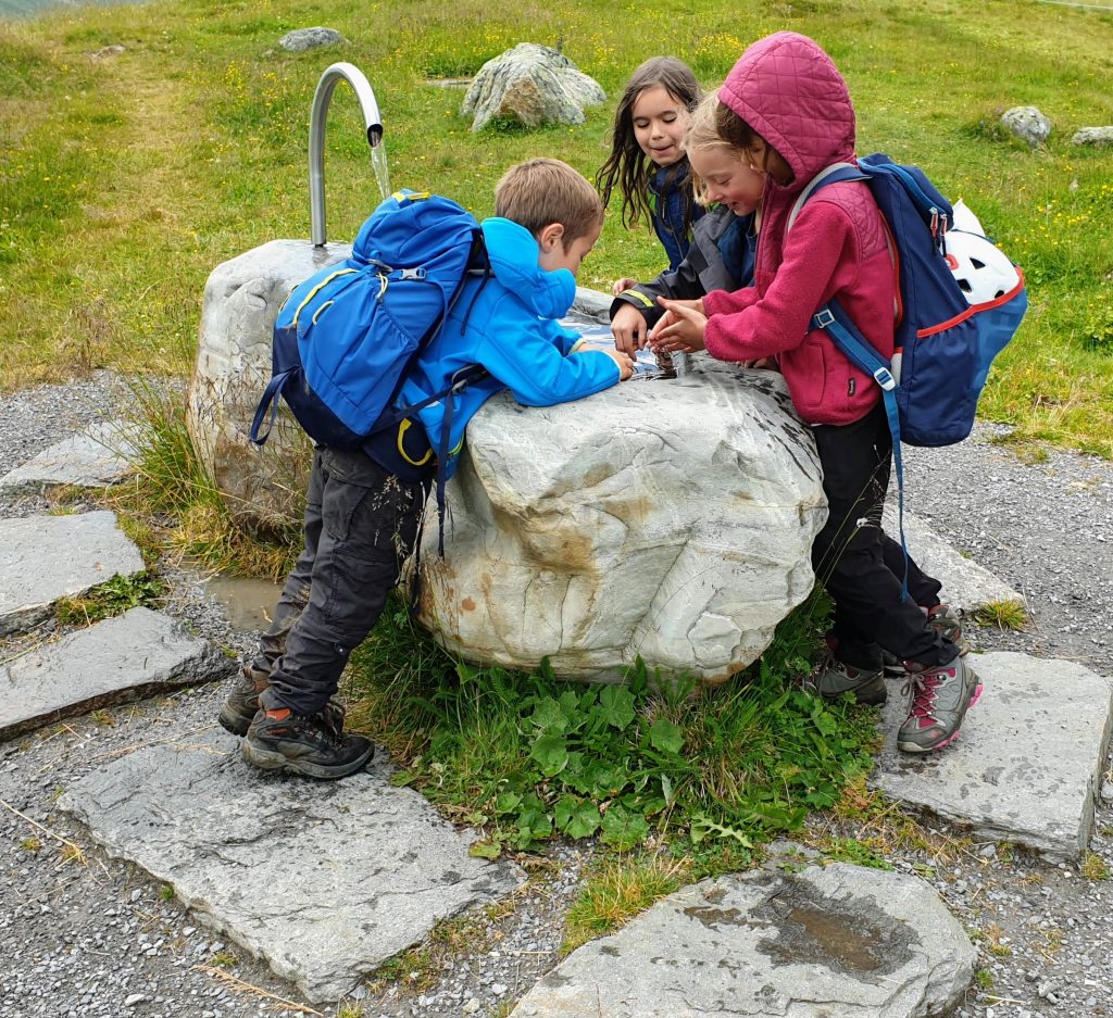 Kinder, die ihren Naturfreunde-Hüttenpass dabei haben, bekommen vom Httenwirt einen Stempel. Ist der Sammelpass mit 5 Stempeln voll, gibtÕs von der Naturfreundejugend ein kleines Geschenk.