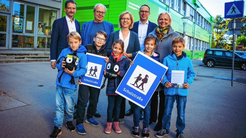 BM Gewessler vor Volksschule Perchtoldsdorf c BMK-Cajetan Perwein