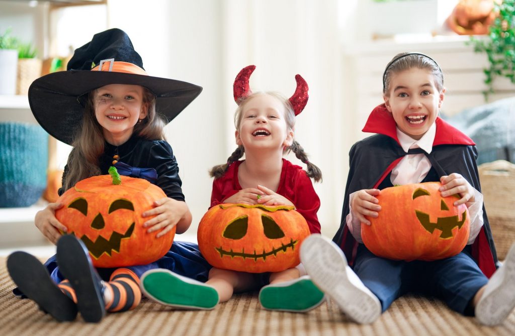 Kinder mit Halloween Kürbissen c NovakidKinder mit Halloween Kürbissen c Novakid