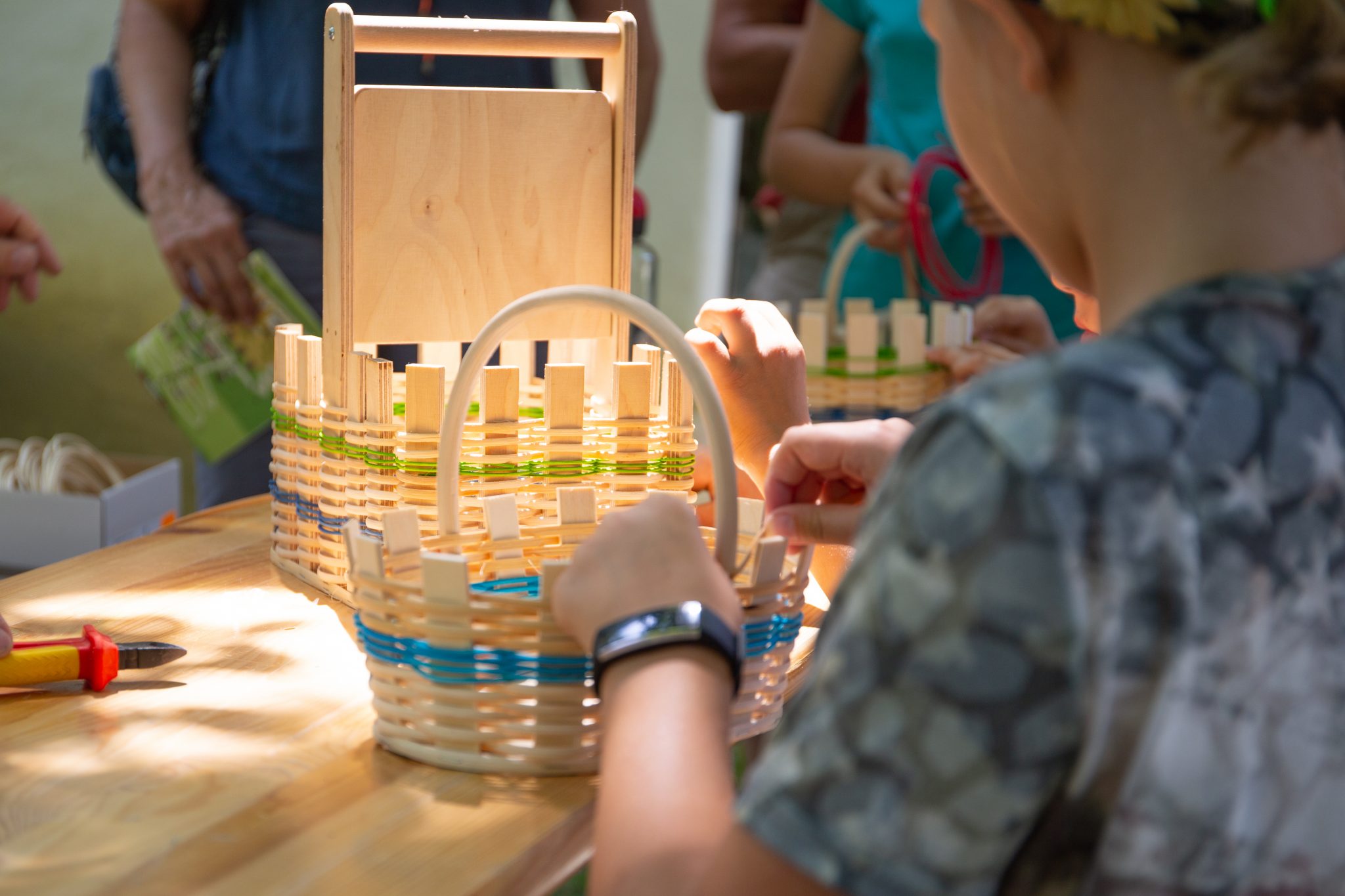 Korbflechten beim Kinder- und Spielefest