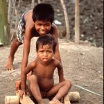 Kinder beim Spielen mit ihrem Gokart, Insel Lombok, Indonesien