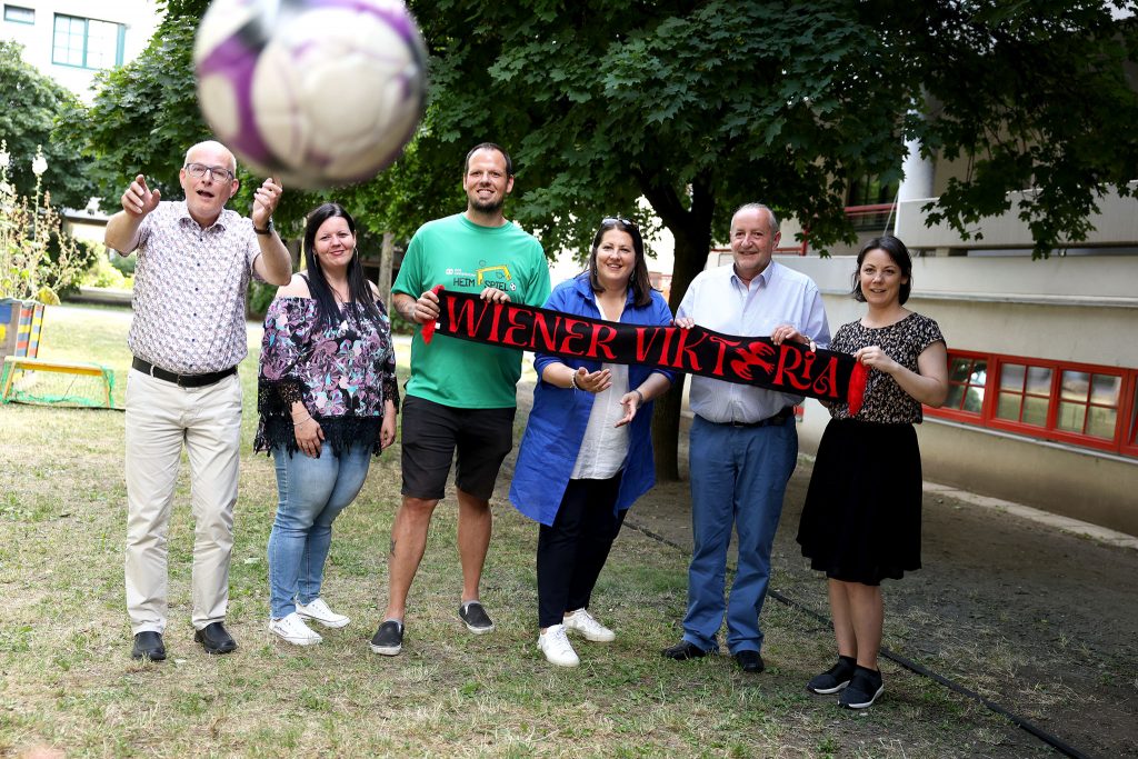 Eröffnungsfest vom "Heimspiel 2024" im Schöpfwerk, mit StRin Kathrin Gaál.