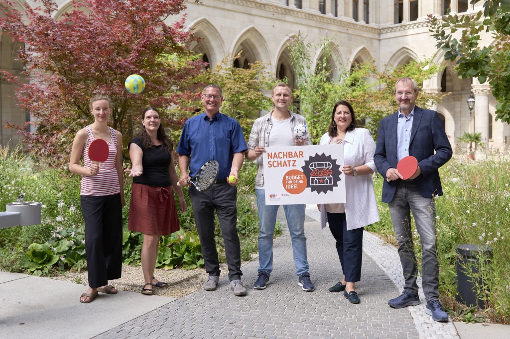 GB*-Mitarbeiterinnen Therese Jakoubek und Katharina Fohringer, der Floridsdorfer Bezirksvorsteher Georg Papai, „Nachbarschatz“-Gewinner Daniel Wieser, Vizebürgermeisterin und Frauen- und Wohnbaustadträtin Kathrin Gaál und der Leiter der Abteilung Technische Stadterneuerung Otto Eckl.