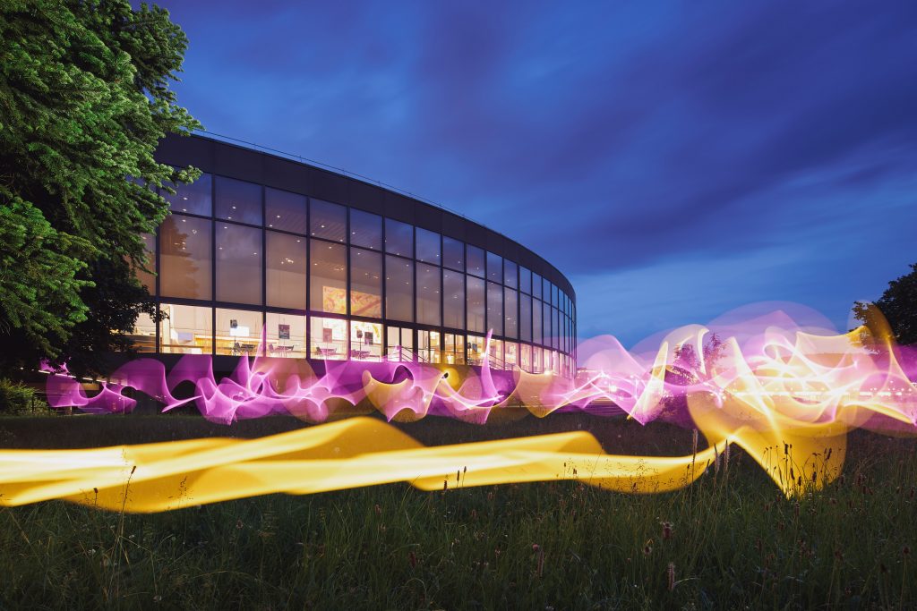 Lightpainting Bilder an Brucknerorten für das Anton Bruckner Jahr 2024, Brucknerhaus mit Lichtmalerei in der Abenddämmerung