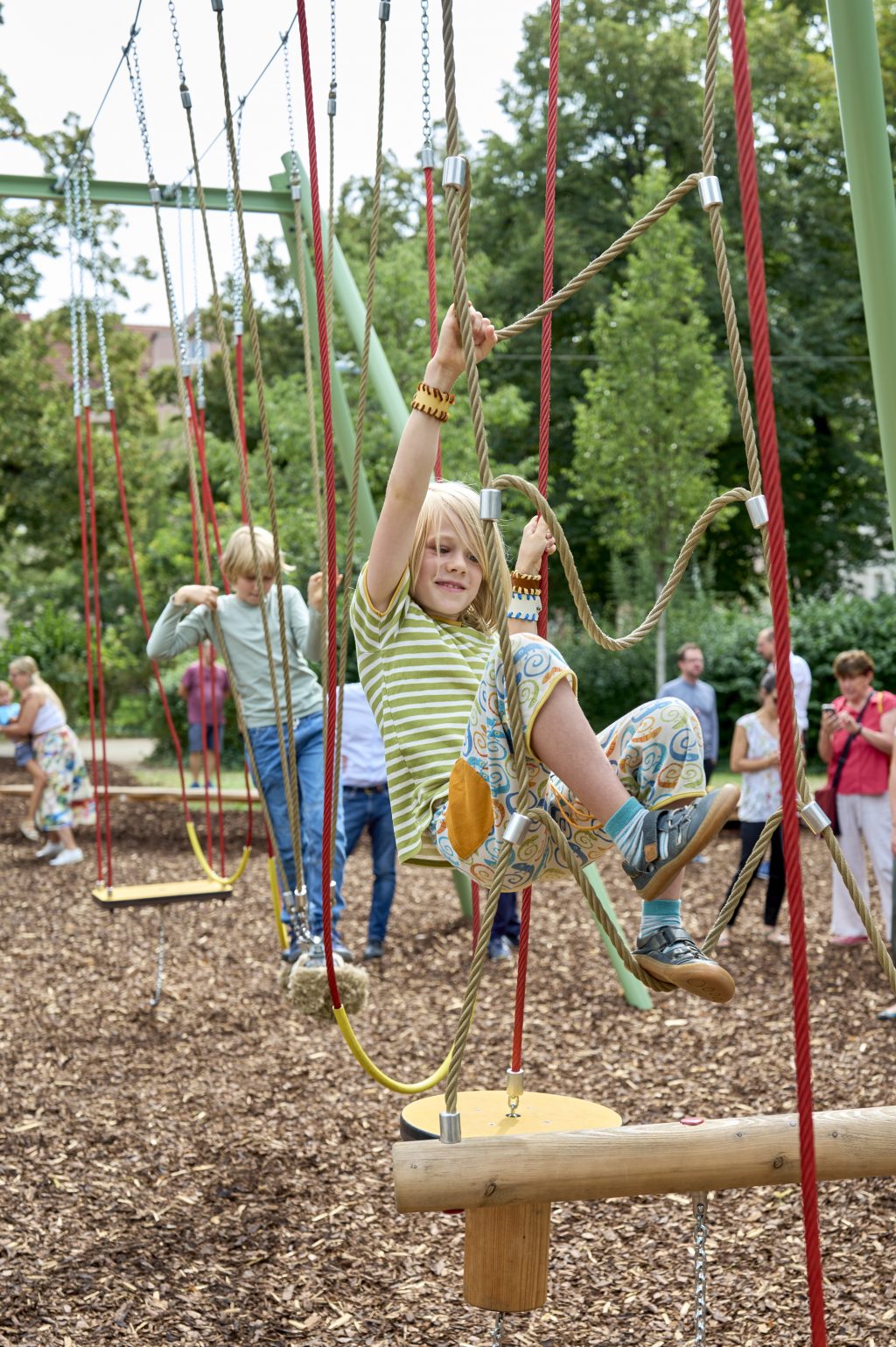 Brüderpaar Lorin (9 Jahre) und Reto (11 Jahre) sind stolz auf ihre eingereichte Idee, die jetzt Realität geworden ist