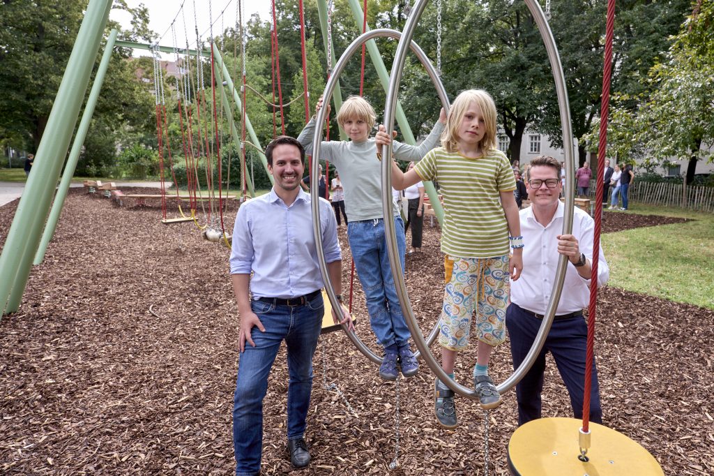 Vizebürgermeister Christoph Wiederkehr, Stadtrat Jürgen Czernohorszky und das Brüderpaar Lorin (9 Jahre) und Reto (11 Jahre) testen den neuen Balancierpark im 17. Bezirk